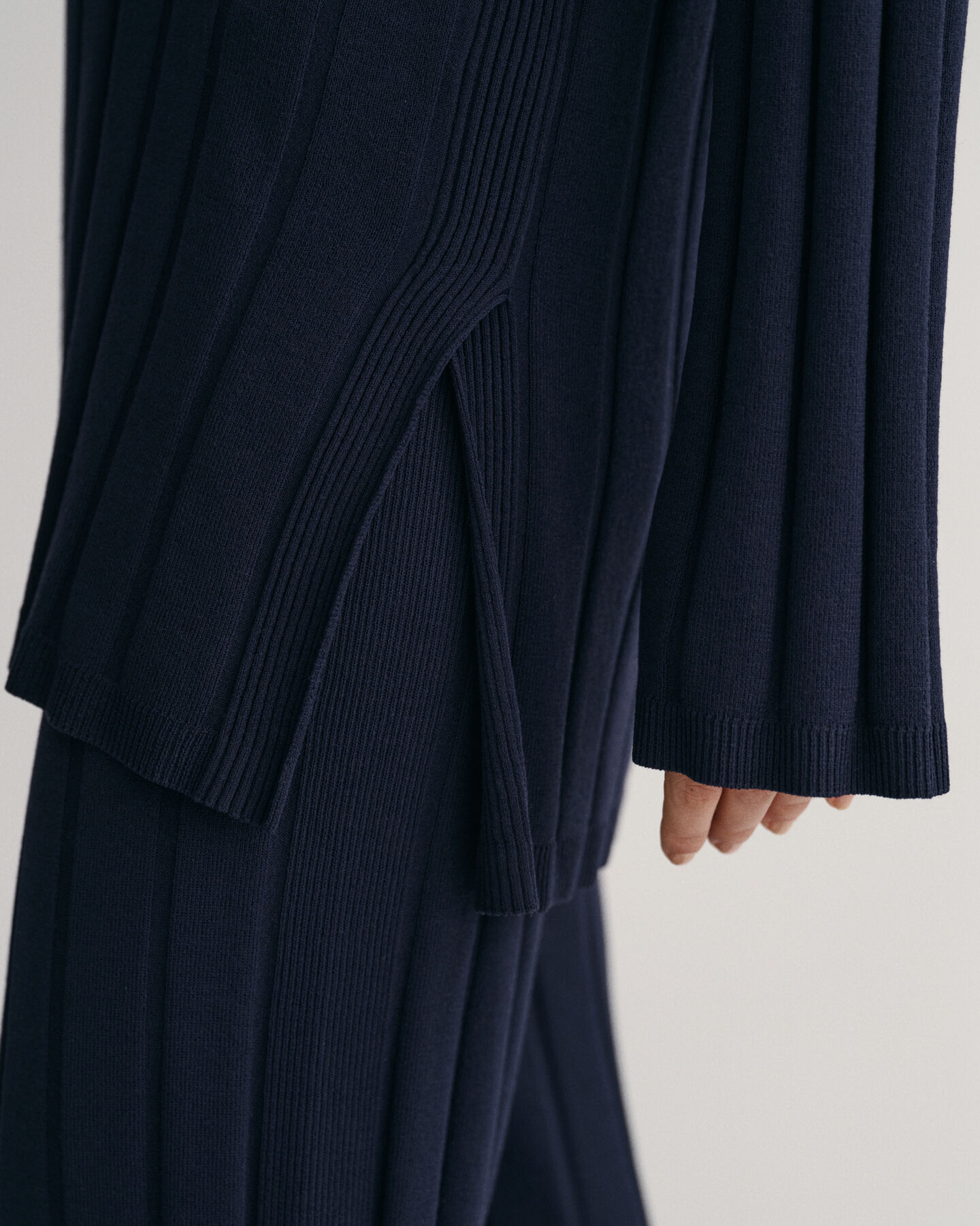 Avokauluksinen joustinneulepusero