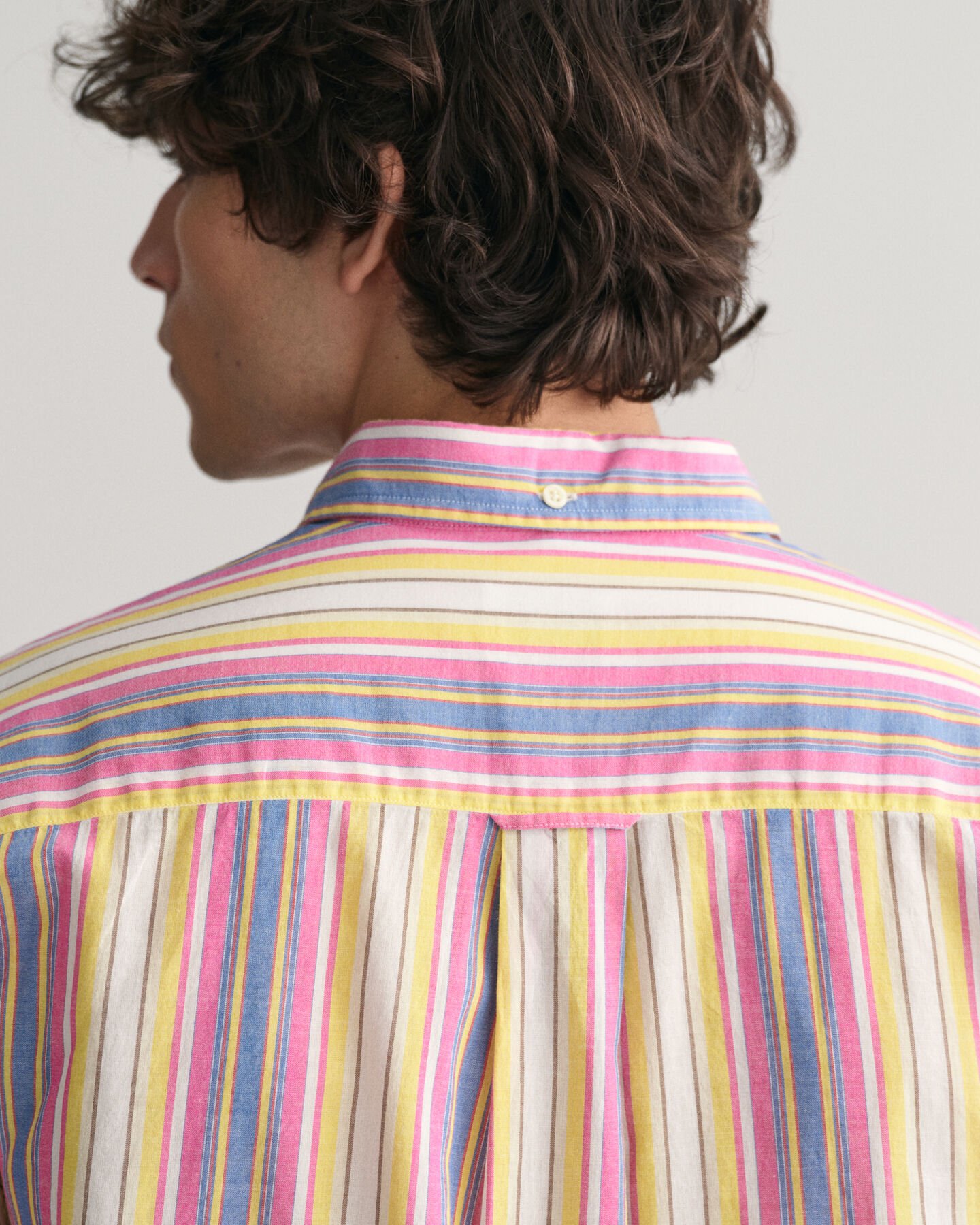 Relaxed&nbsp;fit ‑mitoitettu moniv&auml;riraidallinen paita