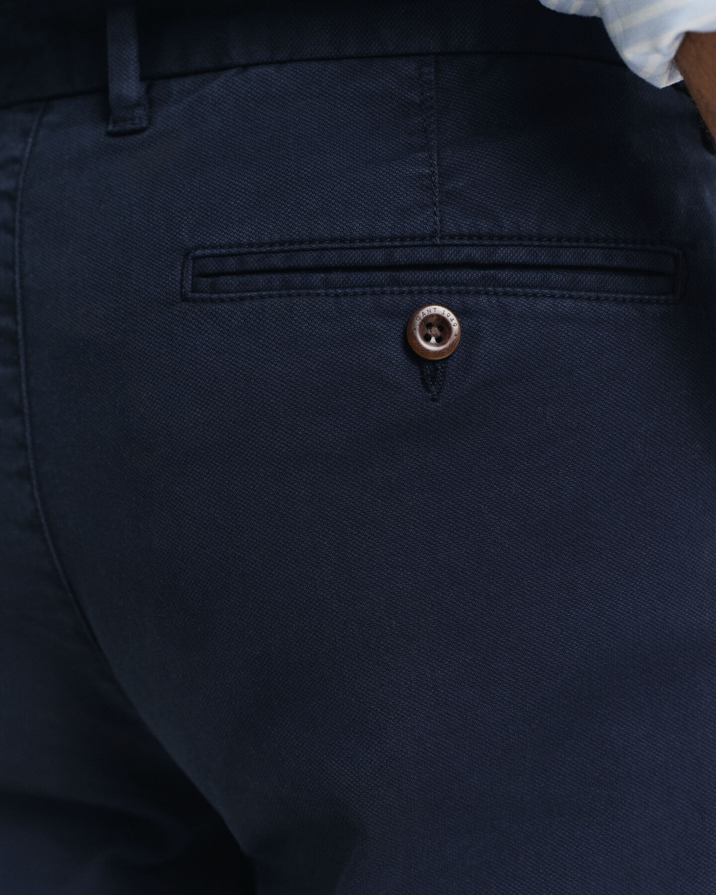 Slim fit ‑mitoitetut dobby-kudotut chinot