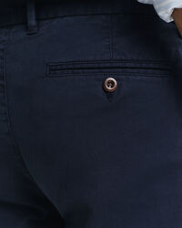 Slim fit ‑mitoitetut dobby-kudotut chinot