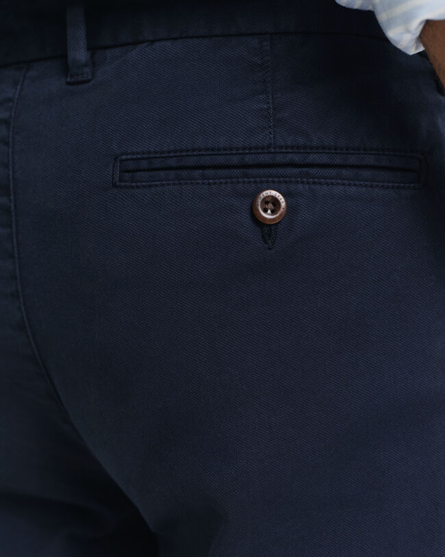 Slim fit ‑mitoitetut dobby-kudotut chinot