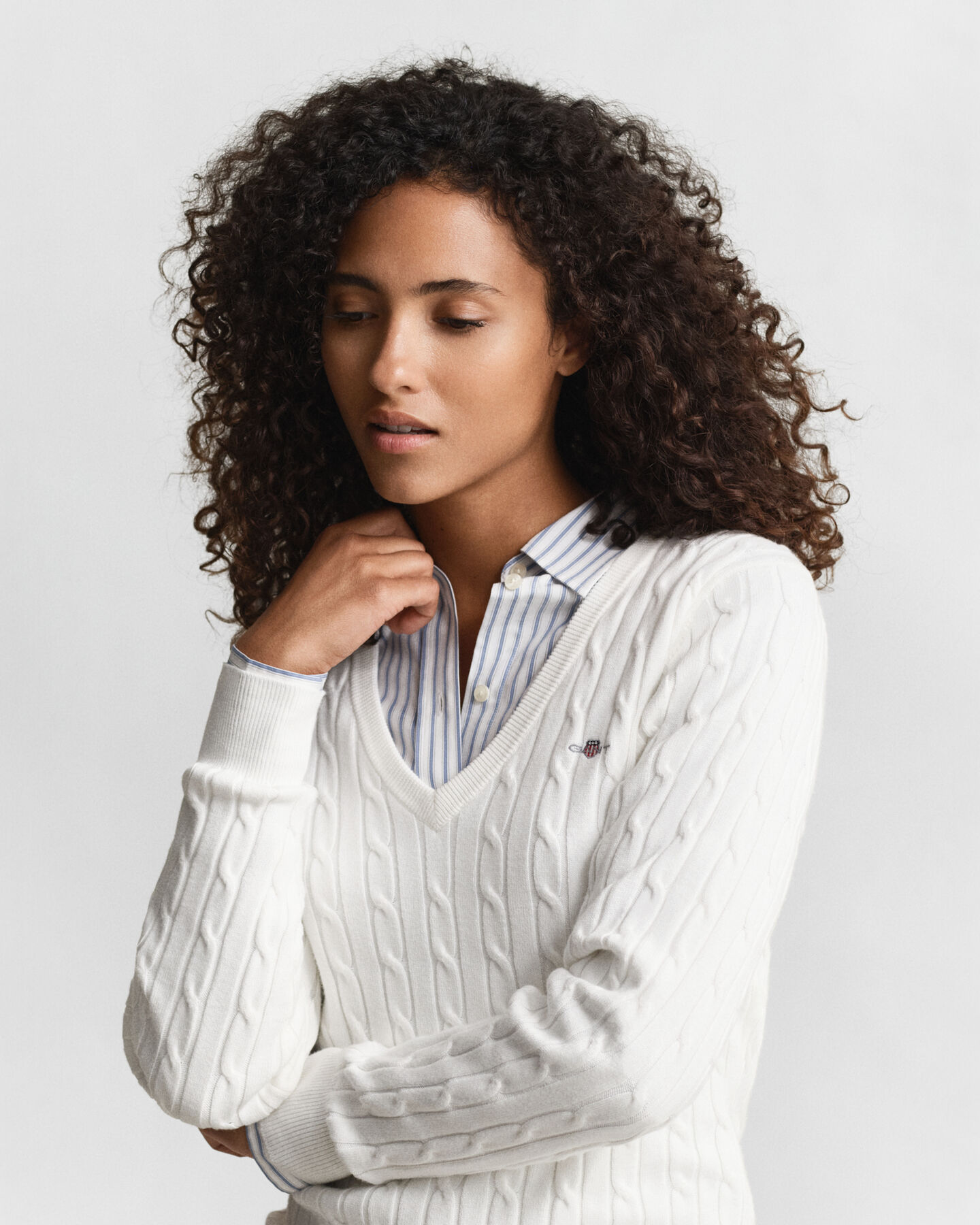 Joustava puuvillapalmikkoneule, jossa v‑pääntie