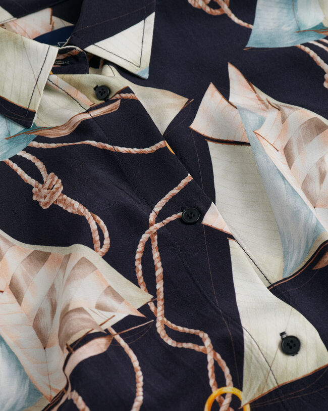 Slim fit ‑mitoitettu Sailing-printtipaitamekko