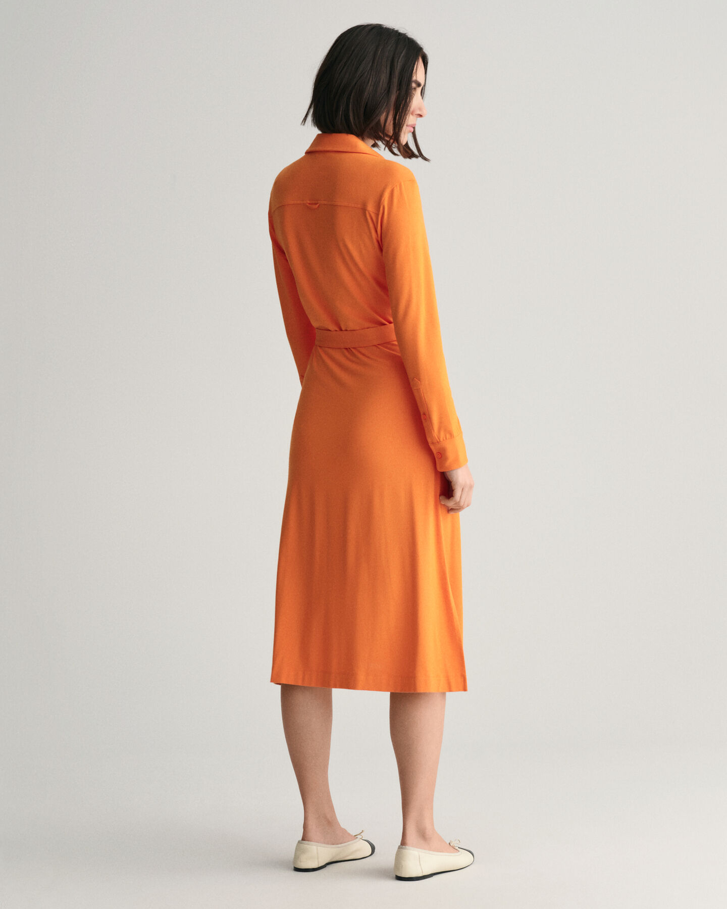 Slim&nbsp;fit ‑mitoitettu paitamekko jerseyneulosta