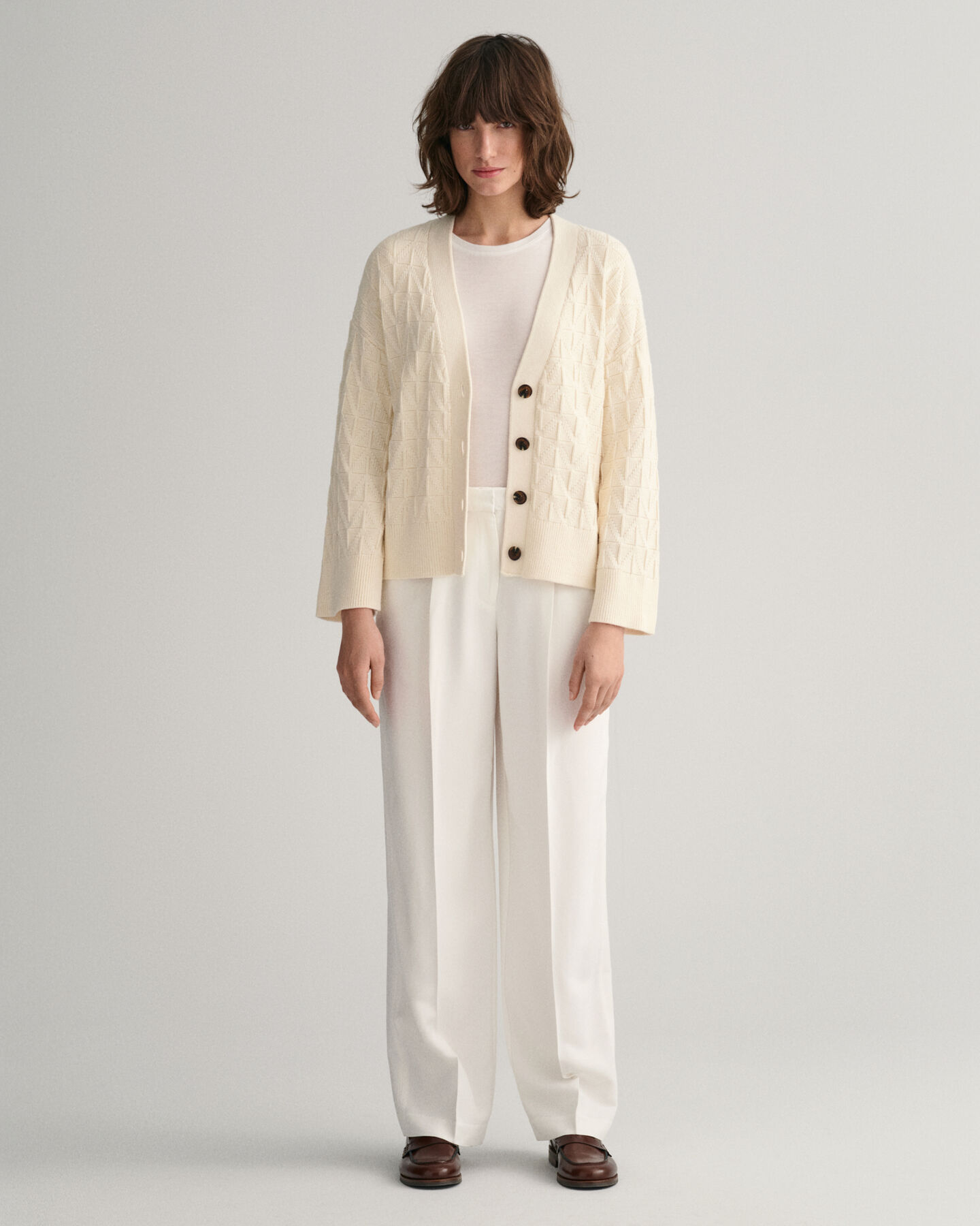 Kalanruotokuvioitu neuletakki, jossa v‑p&auml;&auml;ntie