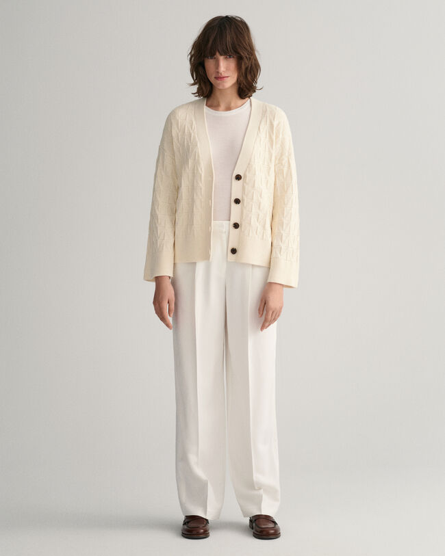 Kalanruotokuvioitu neuletakki, jossa v‑p&auml;&auml;ntie