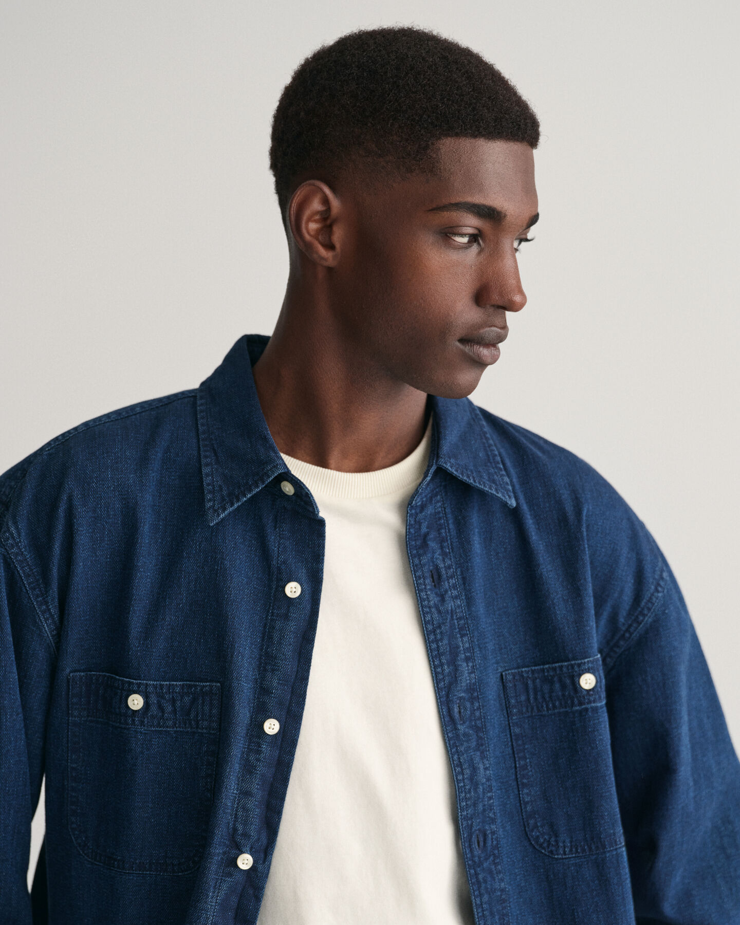 Relaxed fit ‑mitoitettu indigonsininen kohopintainen paita