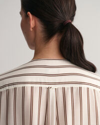 Raidallinen kaftaani, jossa v-pääntie