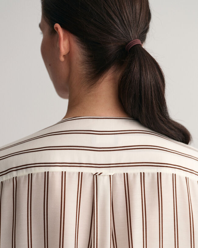 Raidallinen kaftaani, jossa v-pääntie