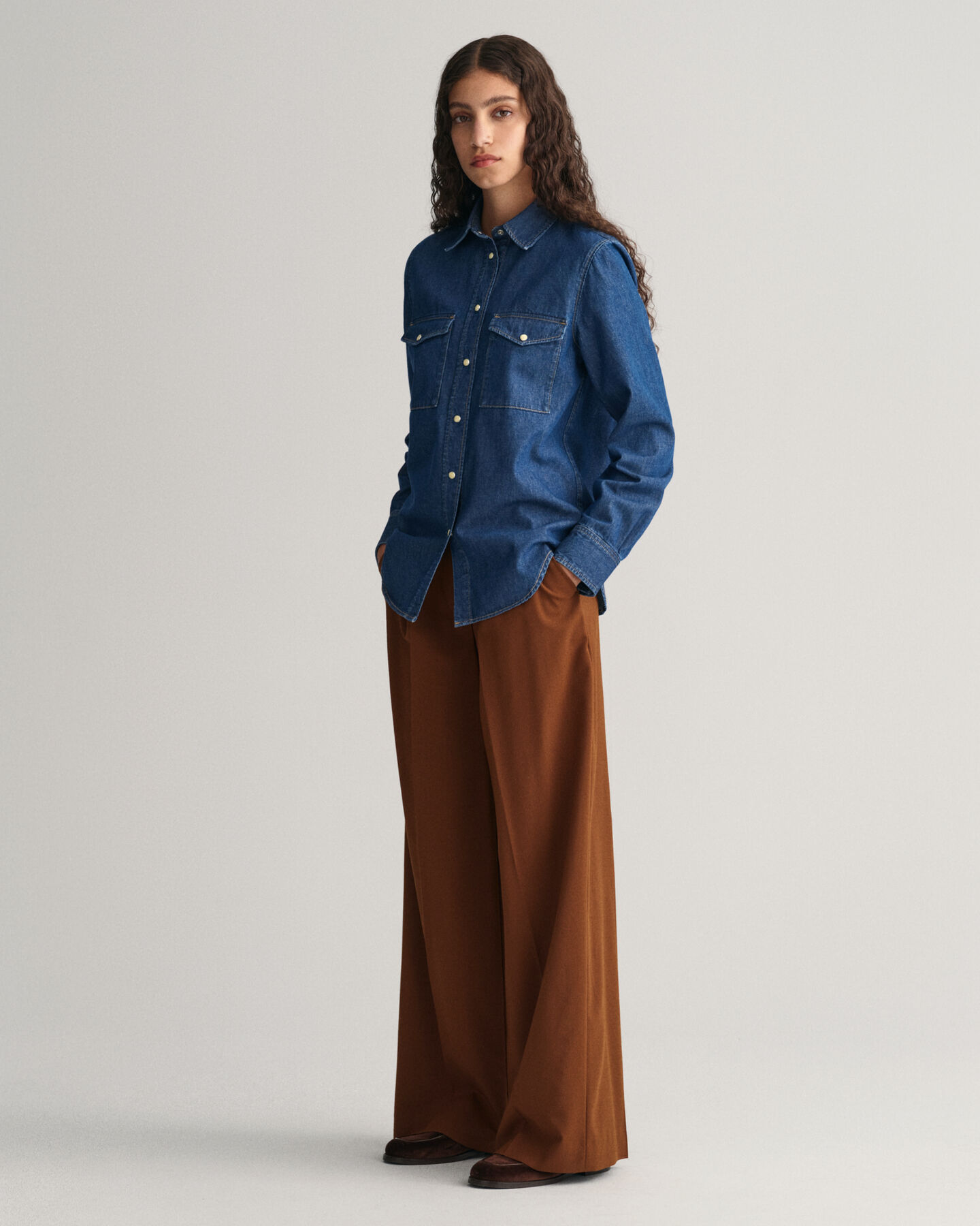 Regular fit ‑mitoitettu farkkupaita