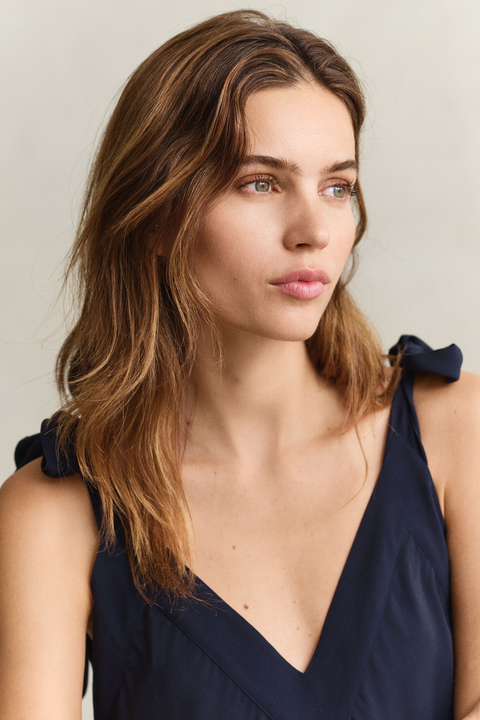 Vinoon leikattu olkainmekko