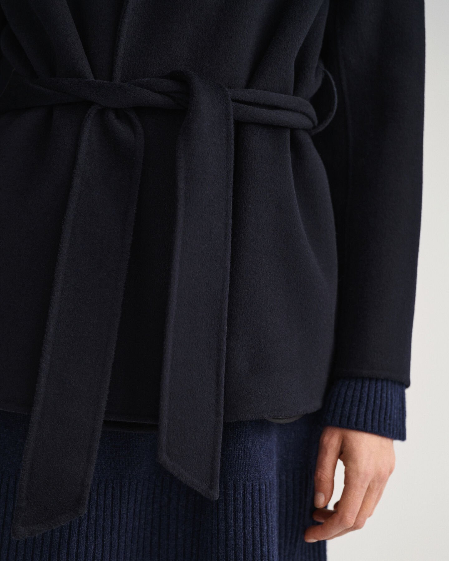 Käsin tikattu bleiseri vyöllä