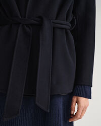 Käsin tikattu bleiseri vyöllä