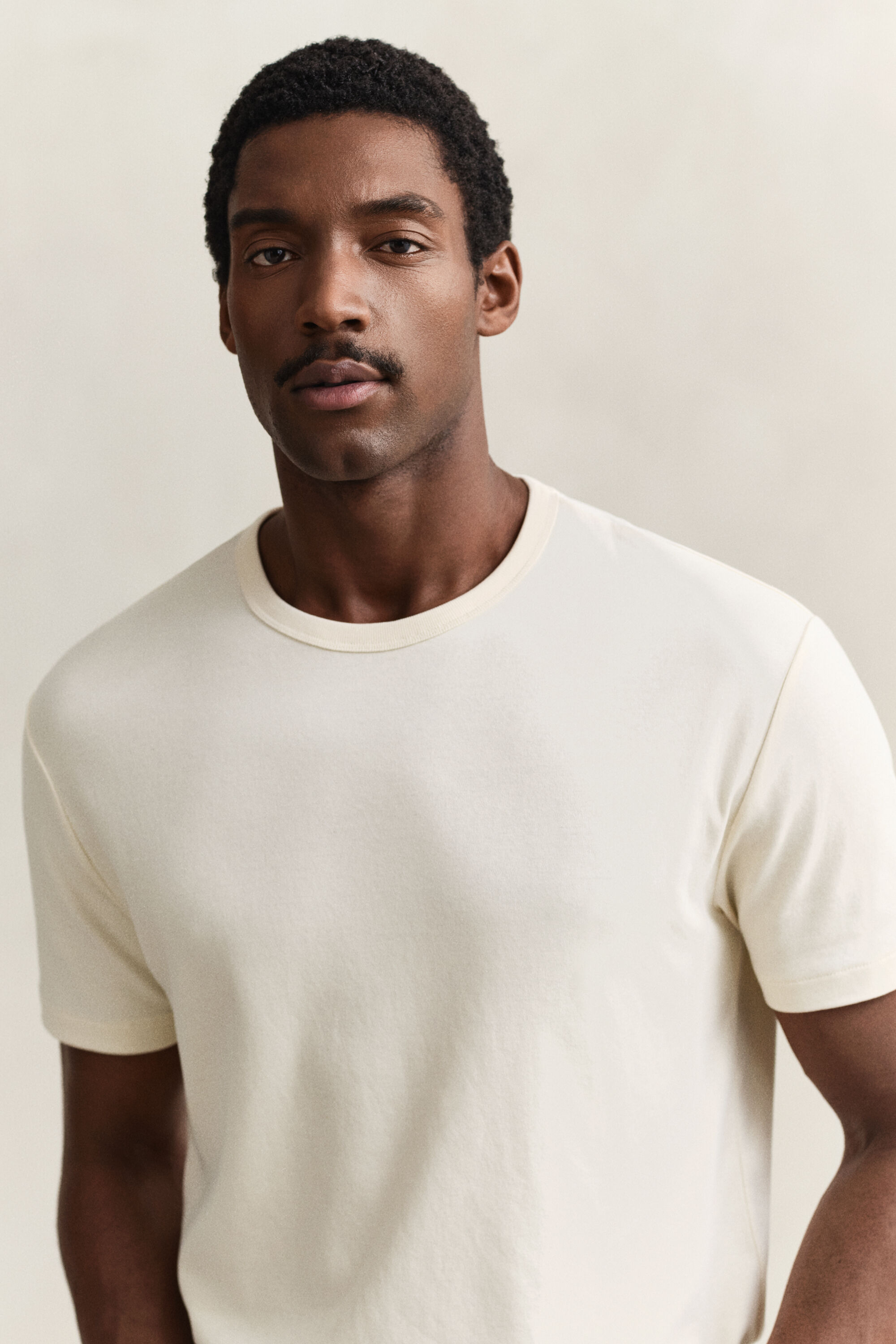 Collegeneulos-t‑paita