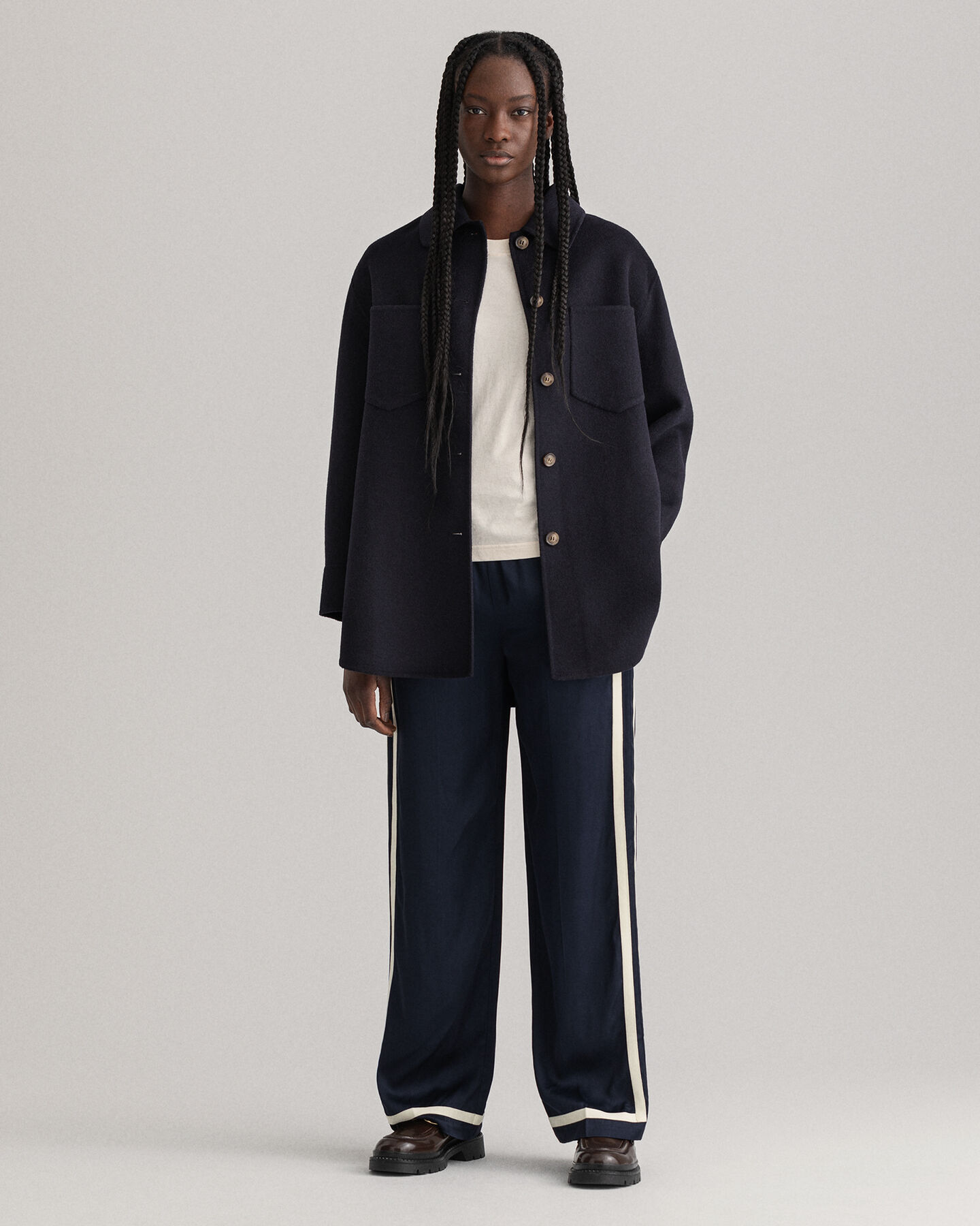 K&auml;sin tikattu paitatakki