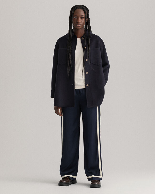 K&auml;sin tikattu paitatakki