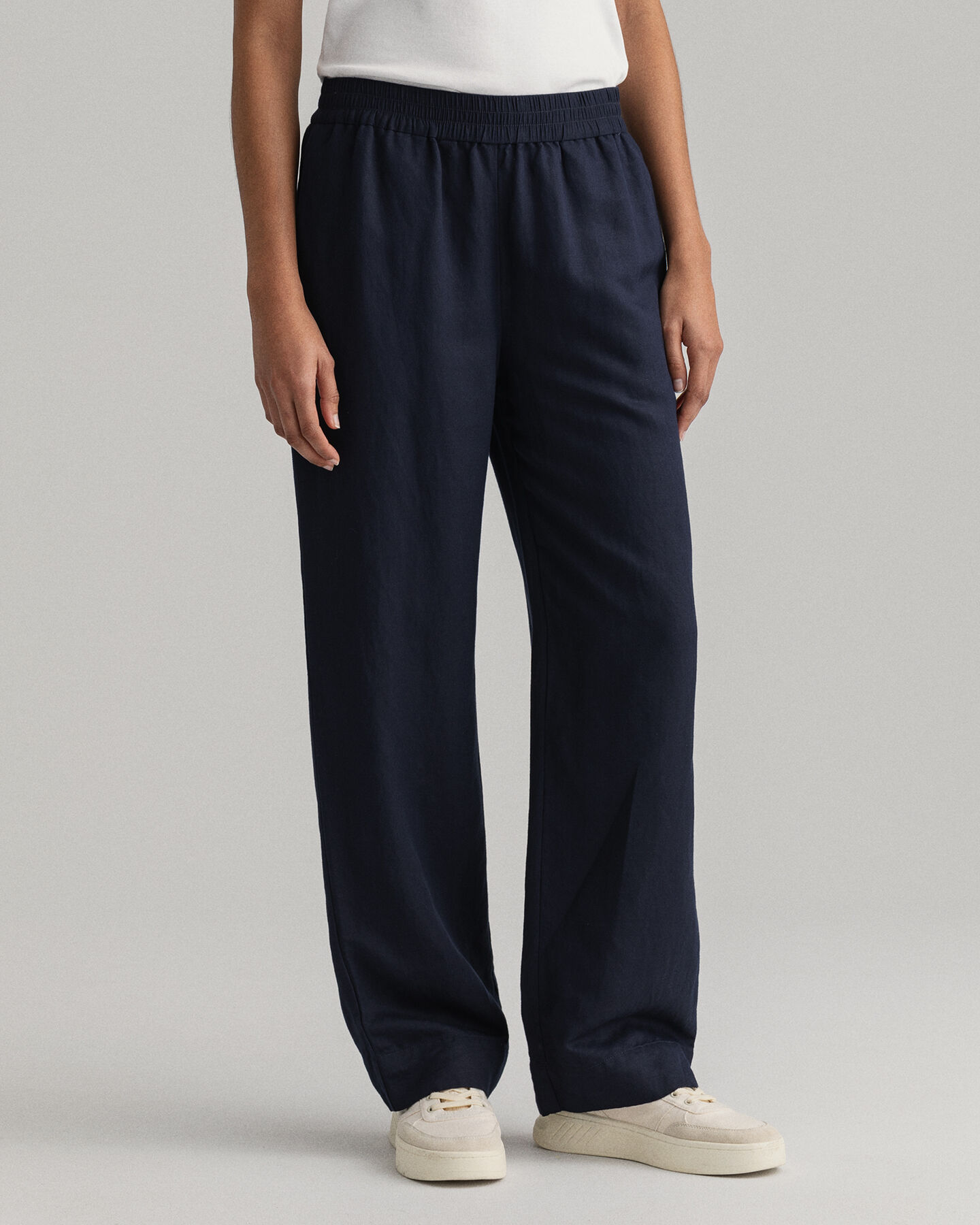 Huolettomat housut pellavasta ja viskoosista