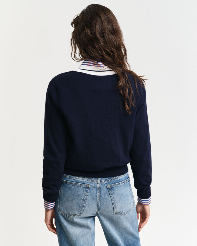 Kontrastivärinen v-neulepusero