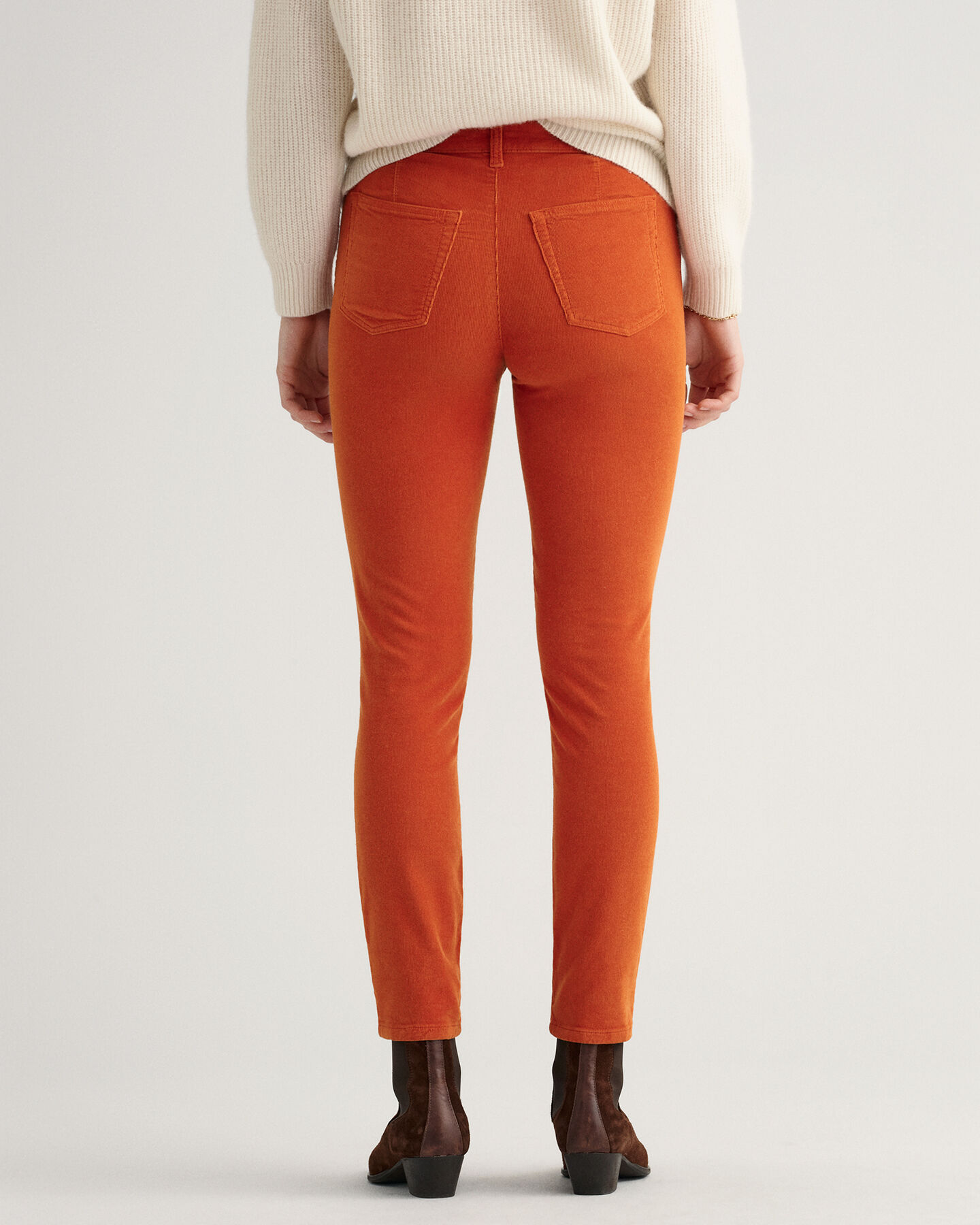 Slim fit ‑mitoitetut nilkkapituiset Farla-vakosamettifarkut