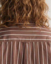 Oversized fit -mitoitettu raidallinen paitamekko