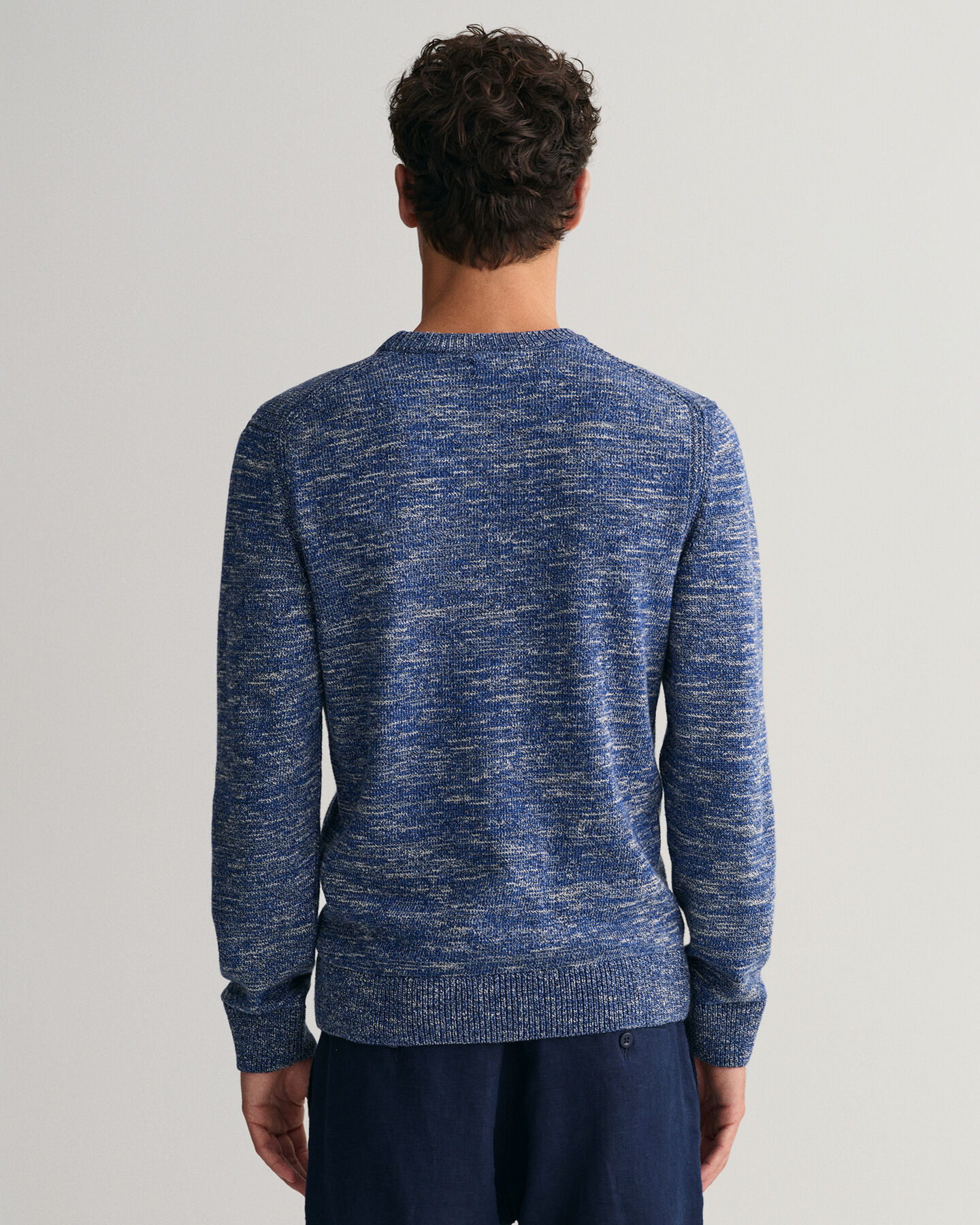 Kierrelankaneule, jossa pyöreä pääntie