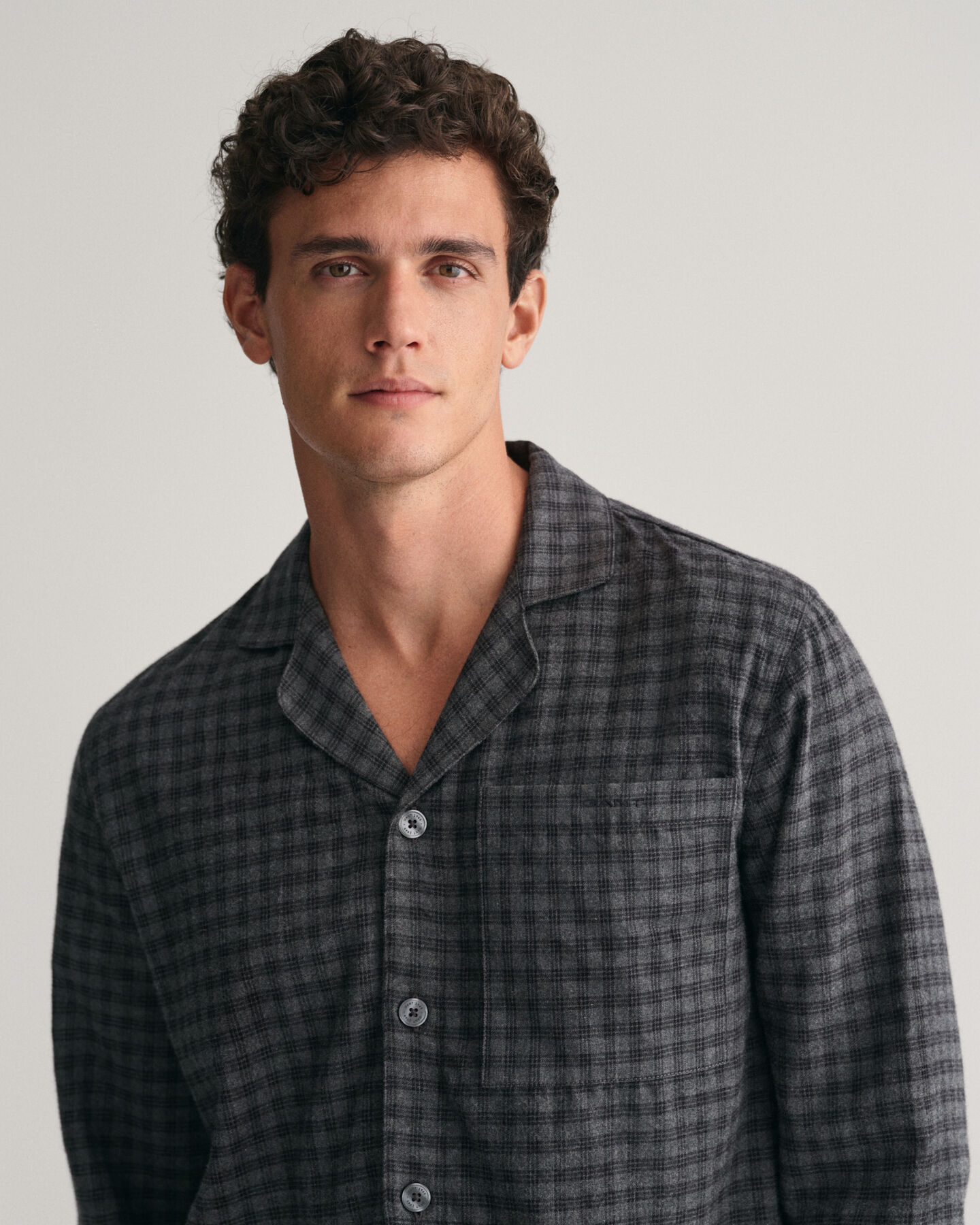 Flanelliset pyjamahousut ja ‑paita lahjapakkauksessa