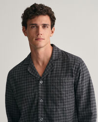 Flanelliset pyjamahousut ja ‑paita lahjapakkauksessa