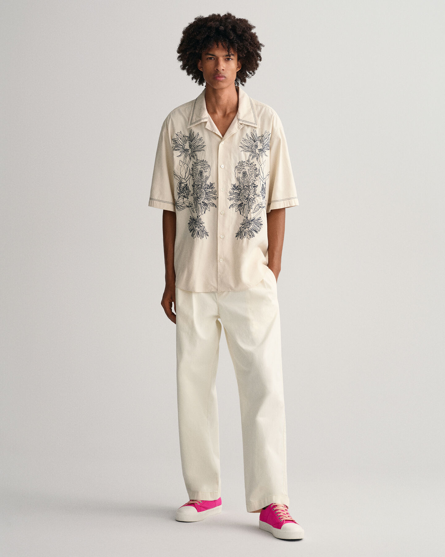 Oversized fit -mitoitettu kirjailtu lyhythihainen paita