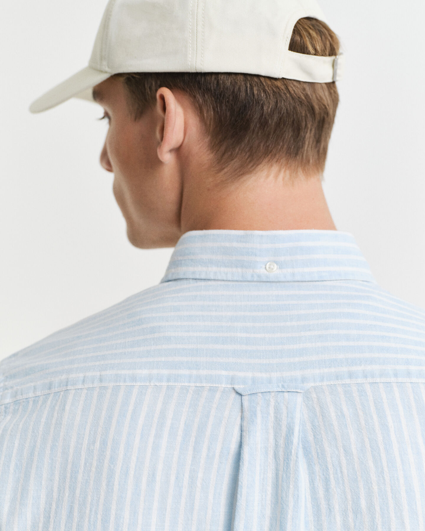 Regular fit ‑mitoitettu raidallinen lyhythihainen puuvilla-pellavapaita