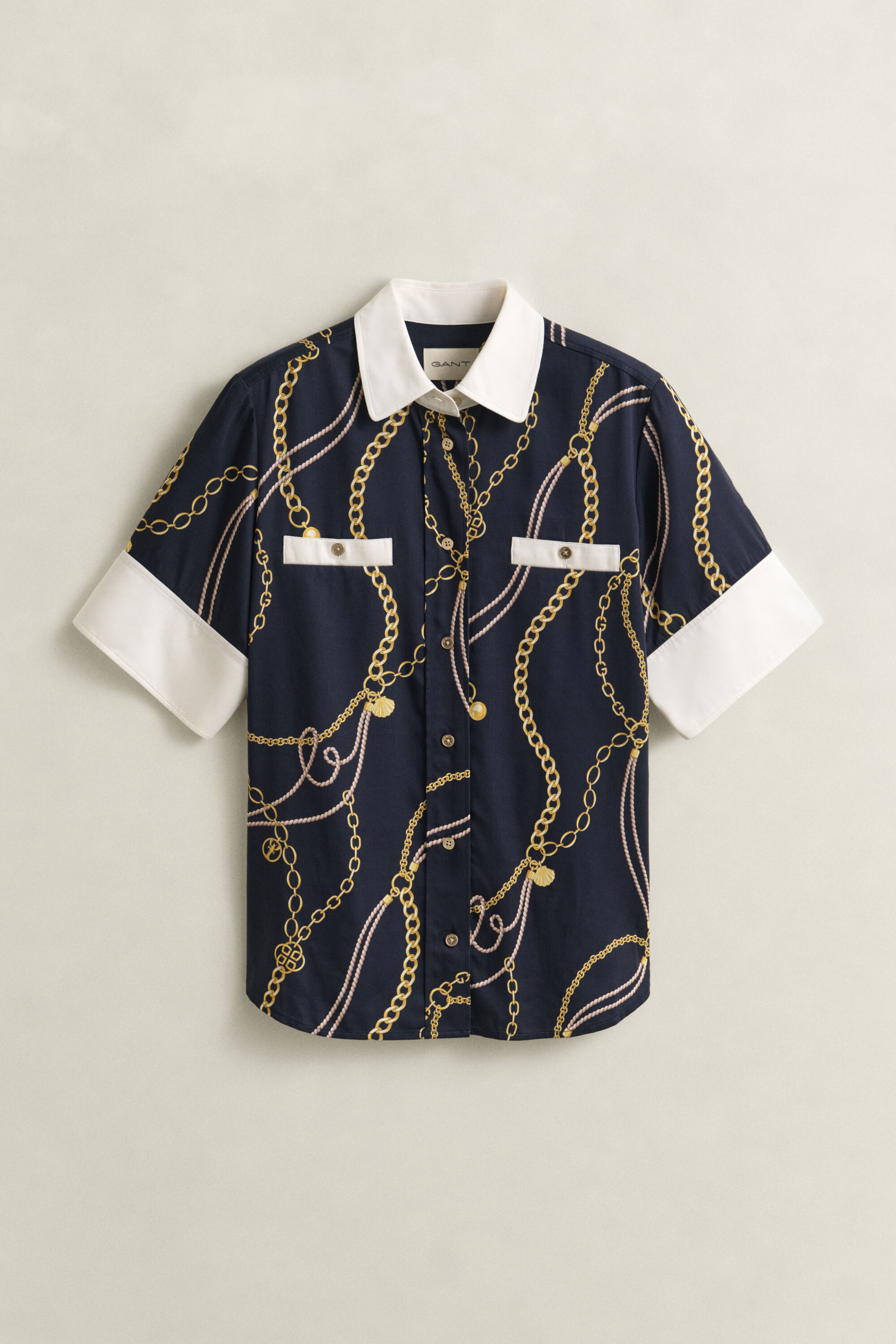 Kontrastivärinen pusero