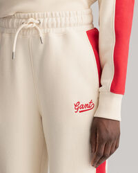 Moniv&auml;riset collegehousut