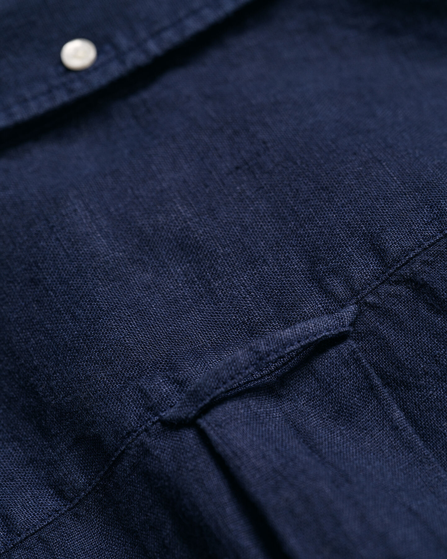 Regular&nbsp;fit ‑mitoitettu valmiina v&auml;rj&auml;tty lyhythihainen pellavapaita