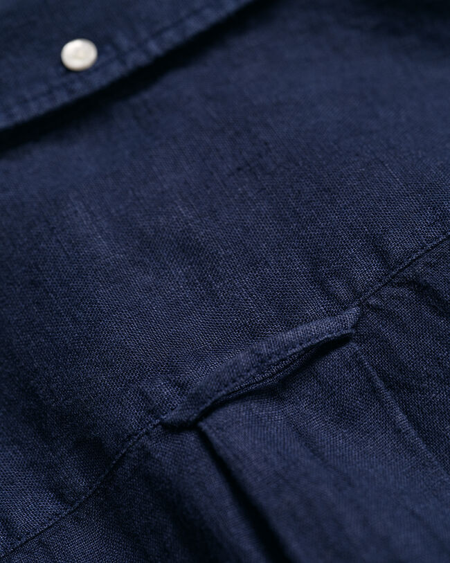 Regular&nbsp;fit ‑mitoitettu valmiina v&auml;rj&auml;tty lyhythihainen pellavapaita