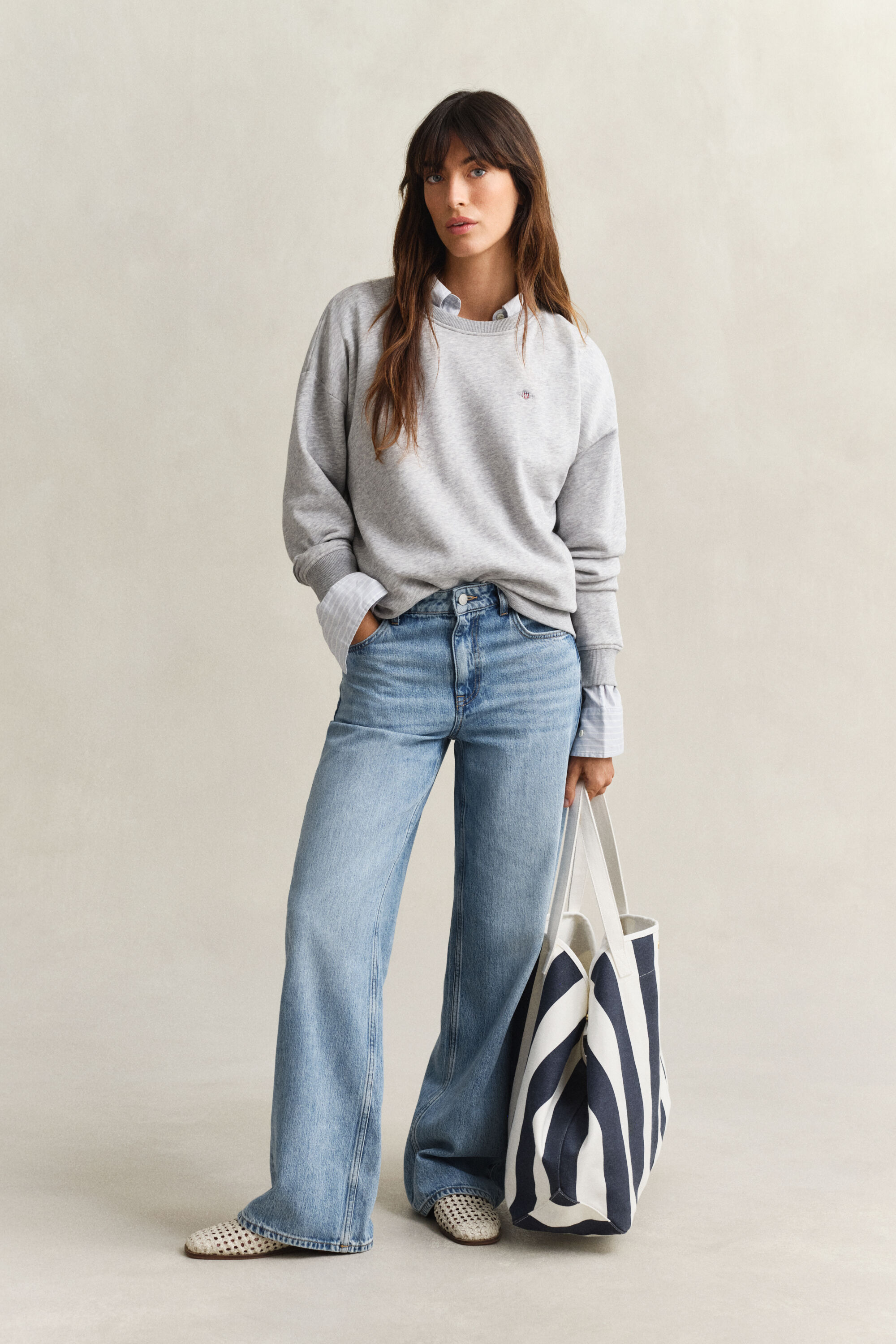 Shield-collegepaita, jossa pyöreä pääntie