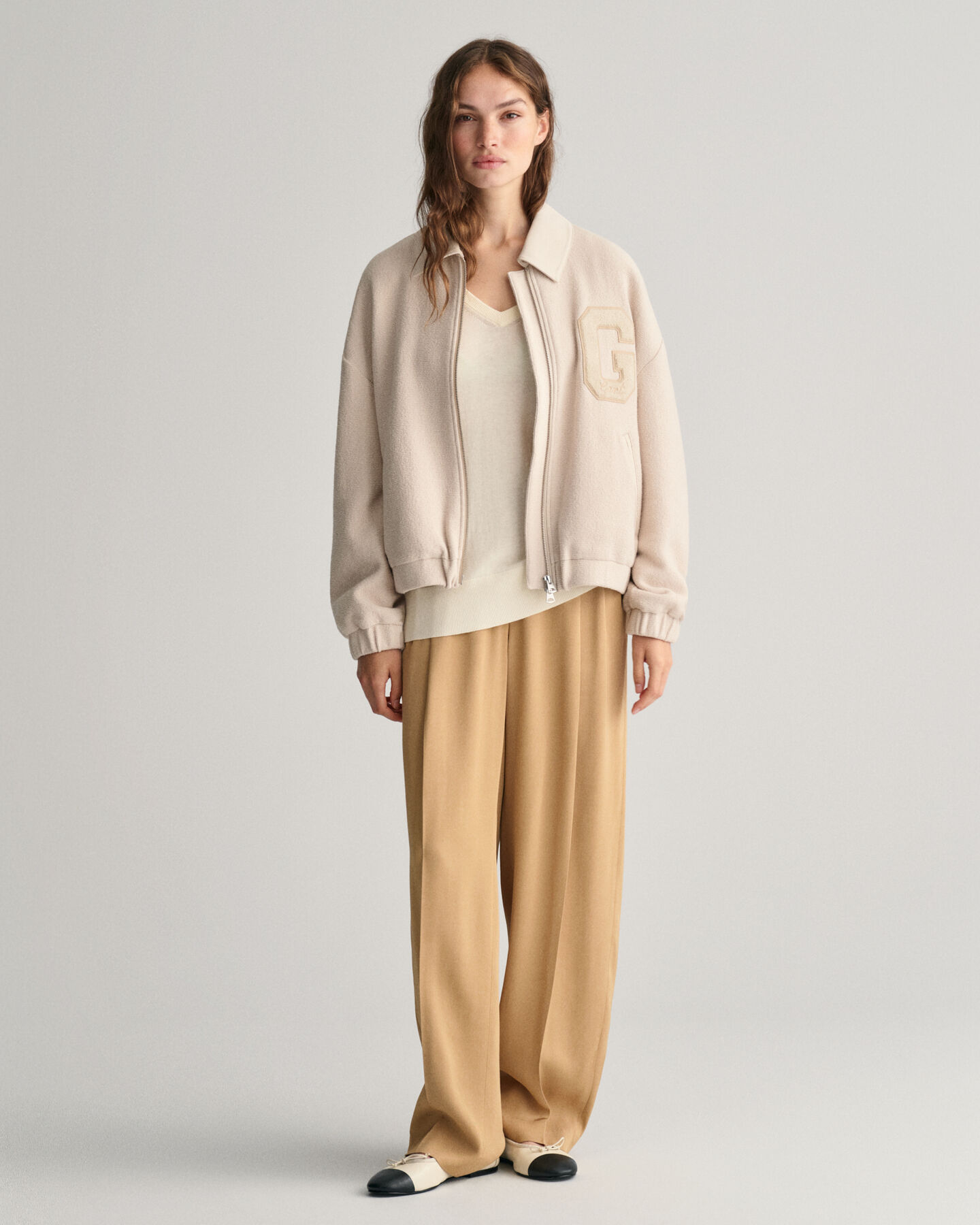 Hienostunut neulepusero, jossa v‑pääntie