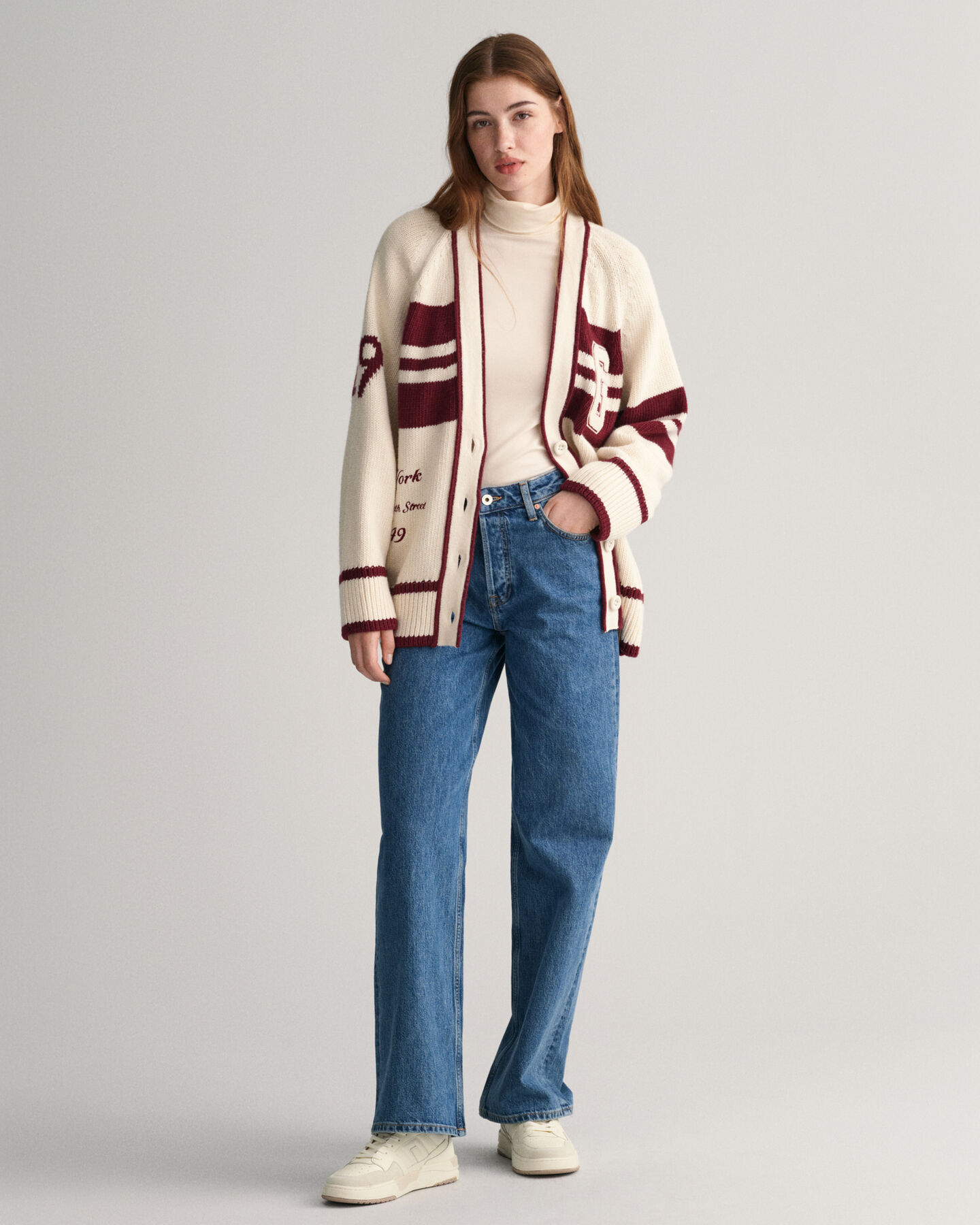 GANT Varsity ‑neuletakki, jossa v-pääntie