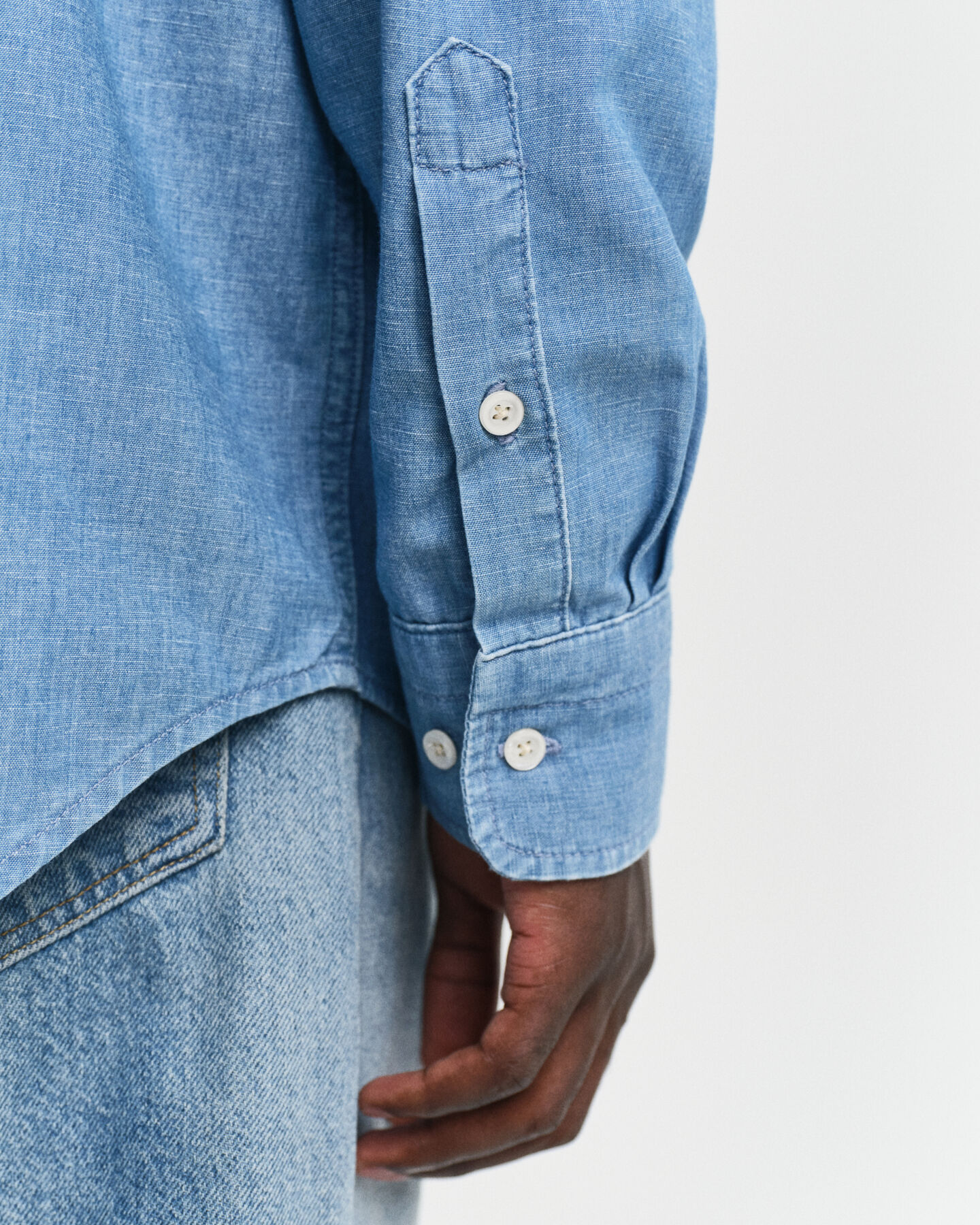 Relaxed fit -mitoitettu chambraypaita