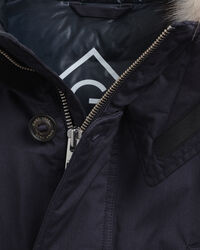 Parkatakki talvik&auml;ytt&ouml;&ouml;n