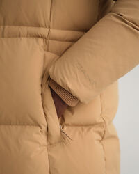 Kokopitkä untuvatakki