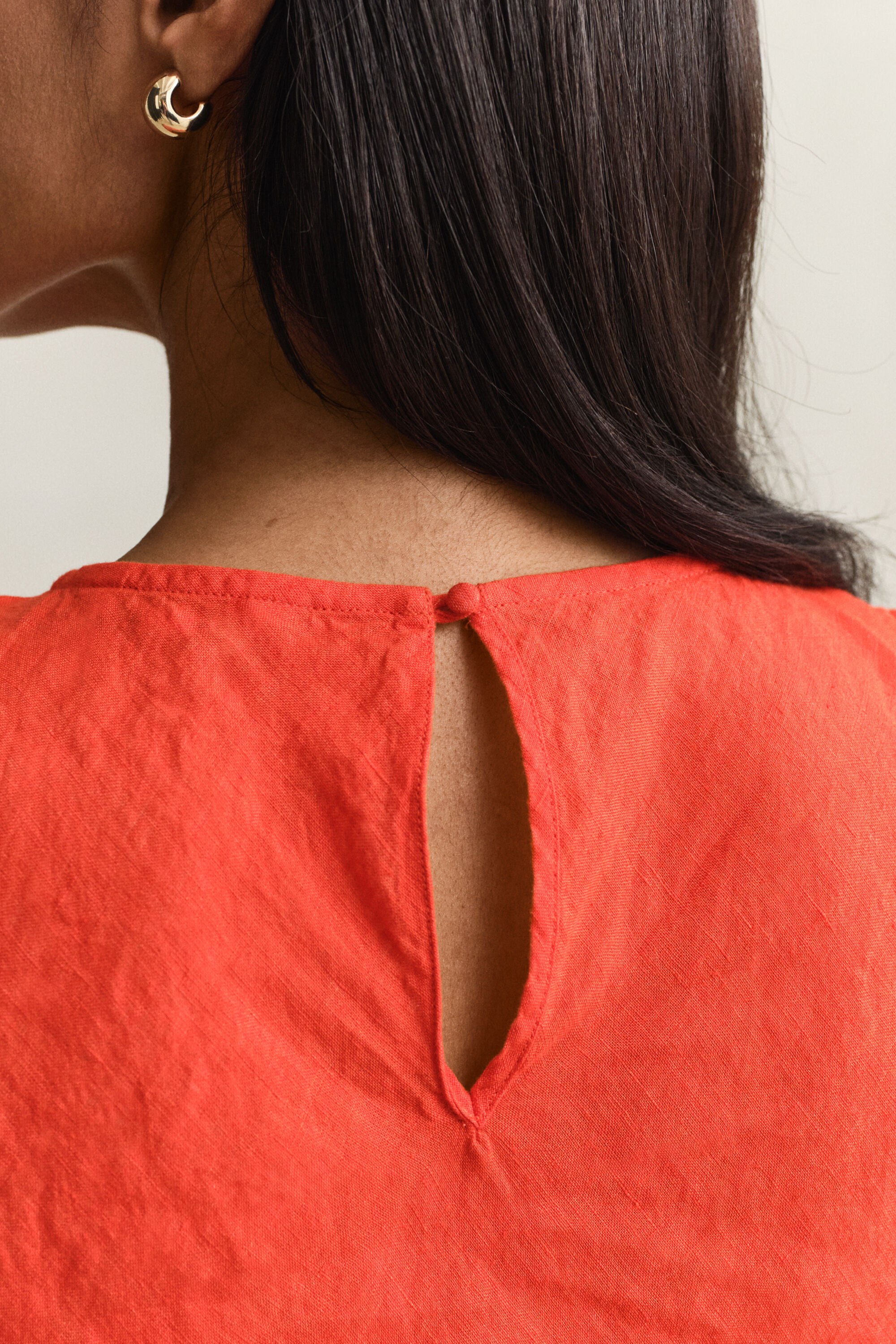 Vinoon leikattu midimittainen pellavamekko