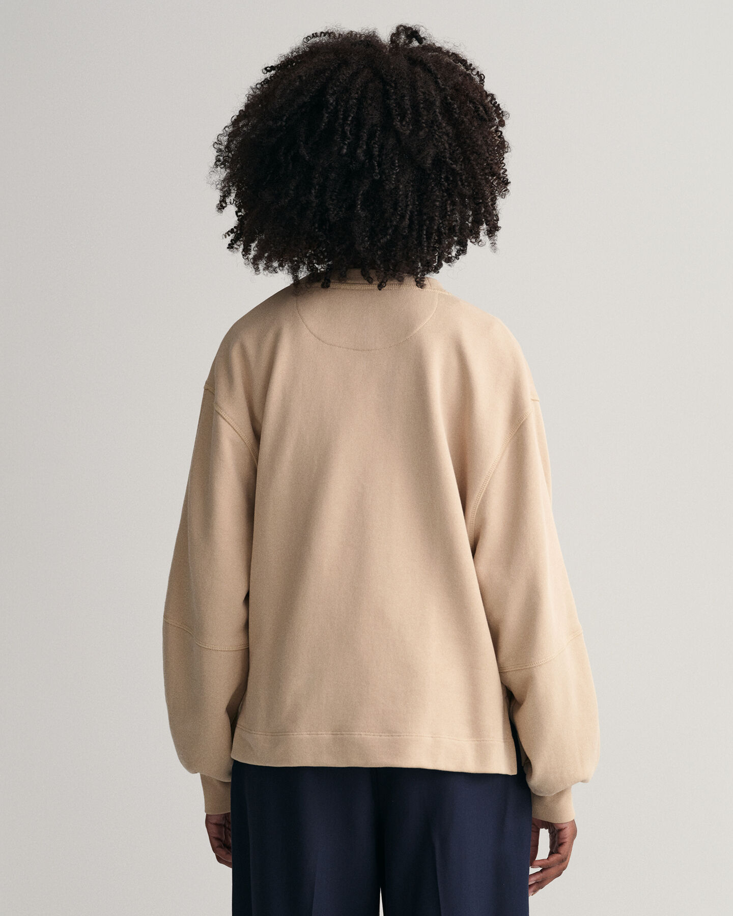 Logolla varustettu väljähihainen collegepaita