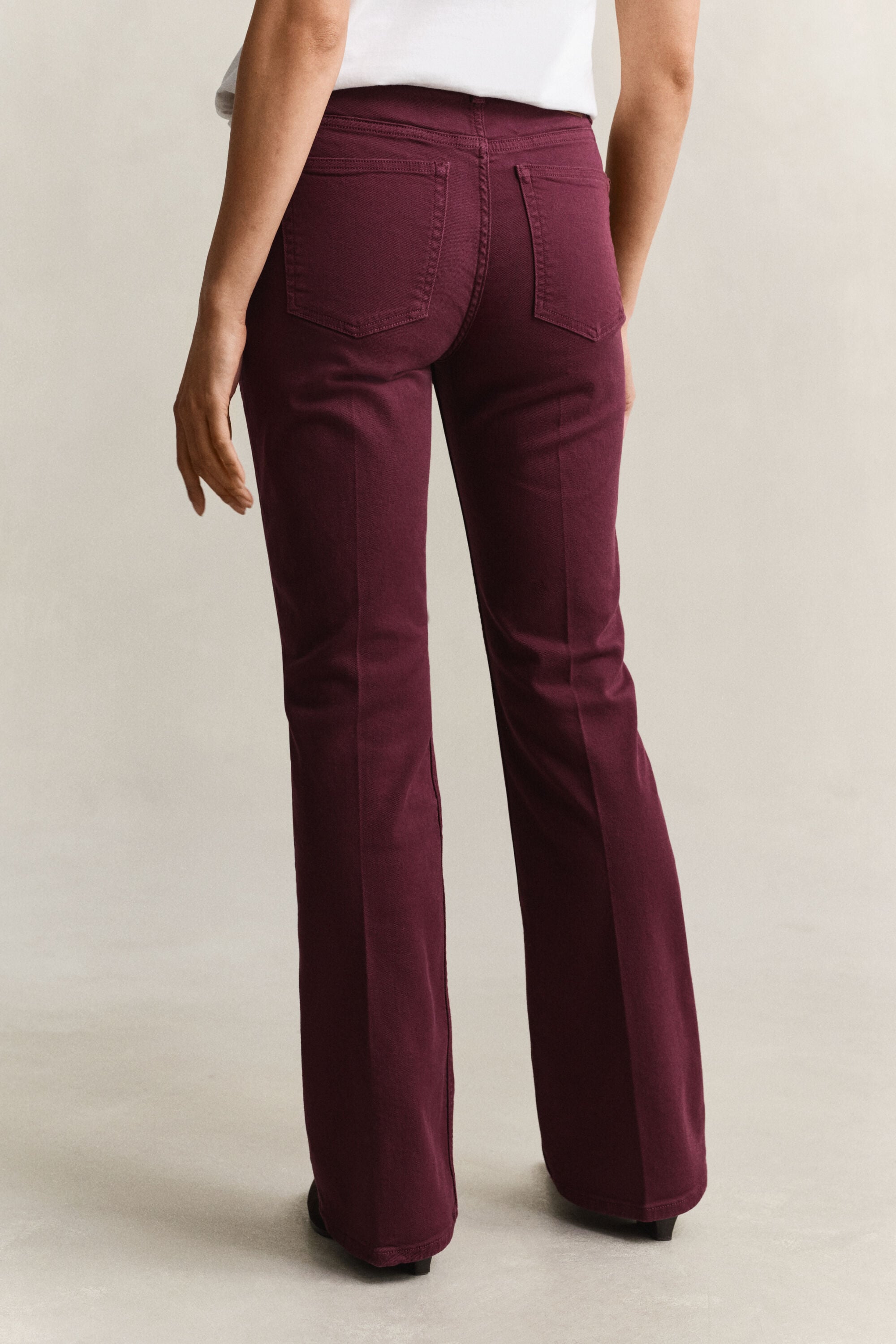 Levenevät slim fit -mitoitetut värjätyt farkut