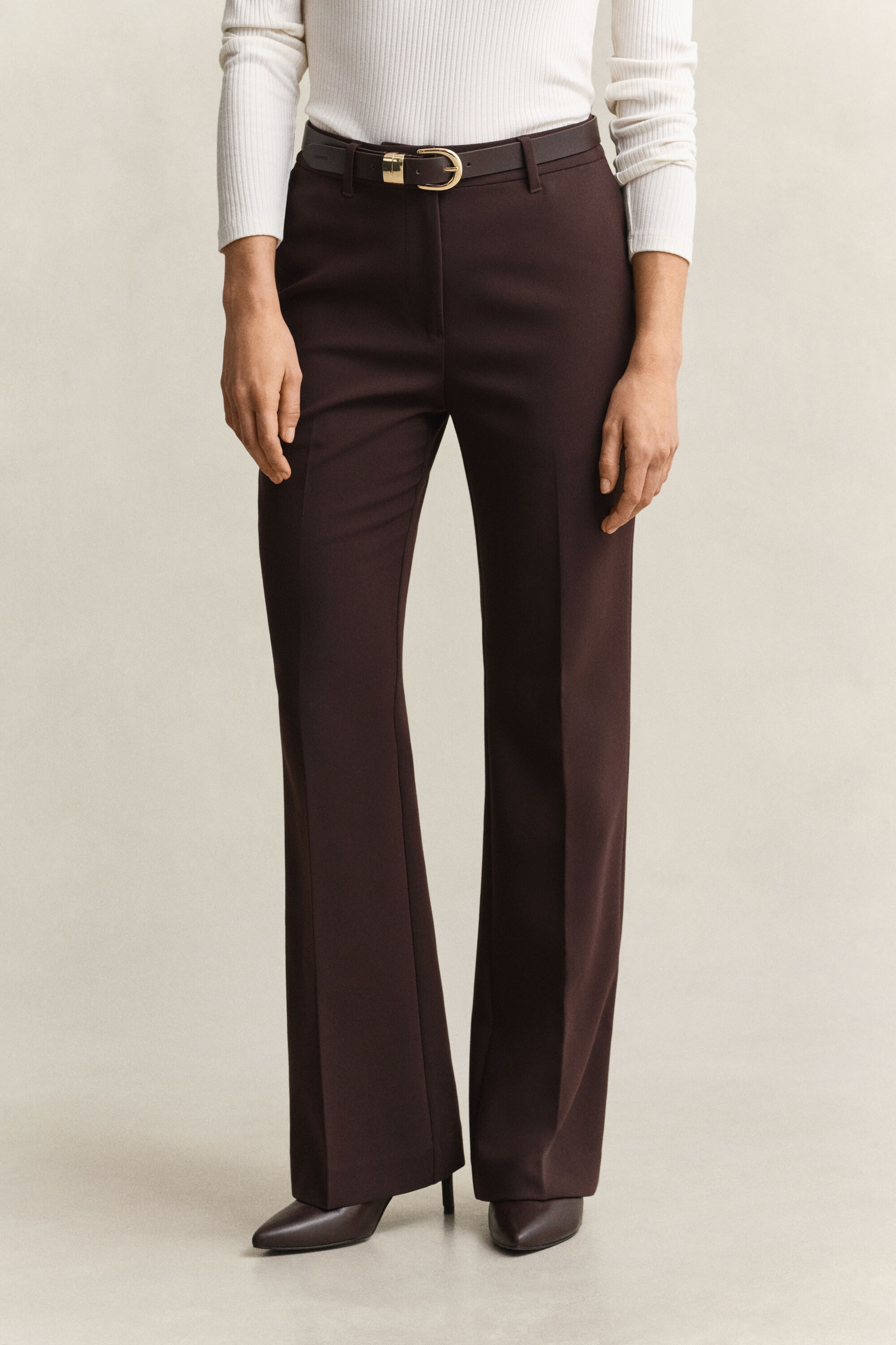 Slim fit ‑mitoitetut alaspäin levenevät housut