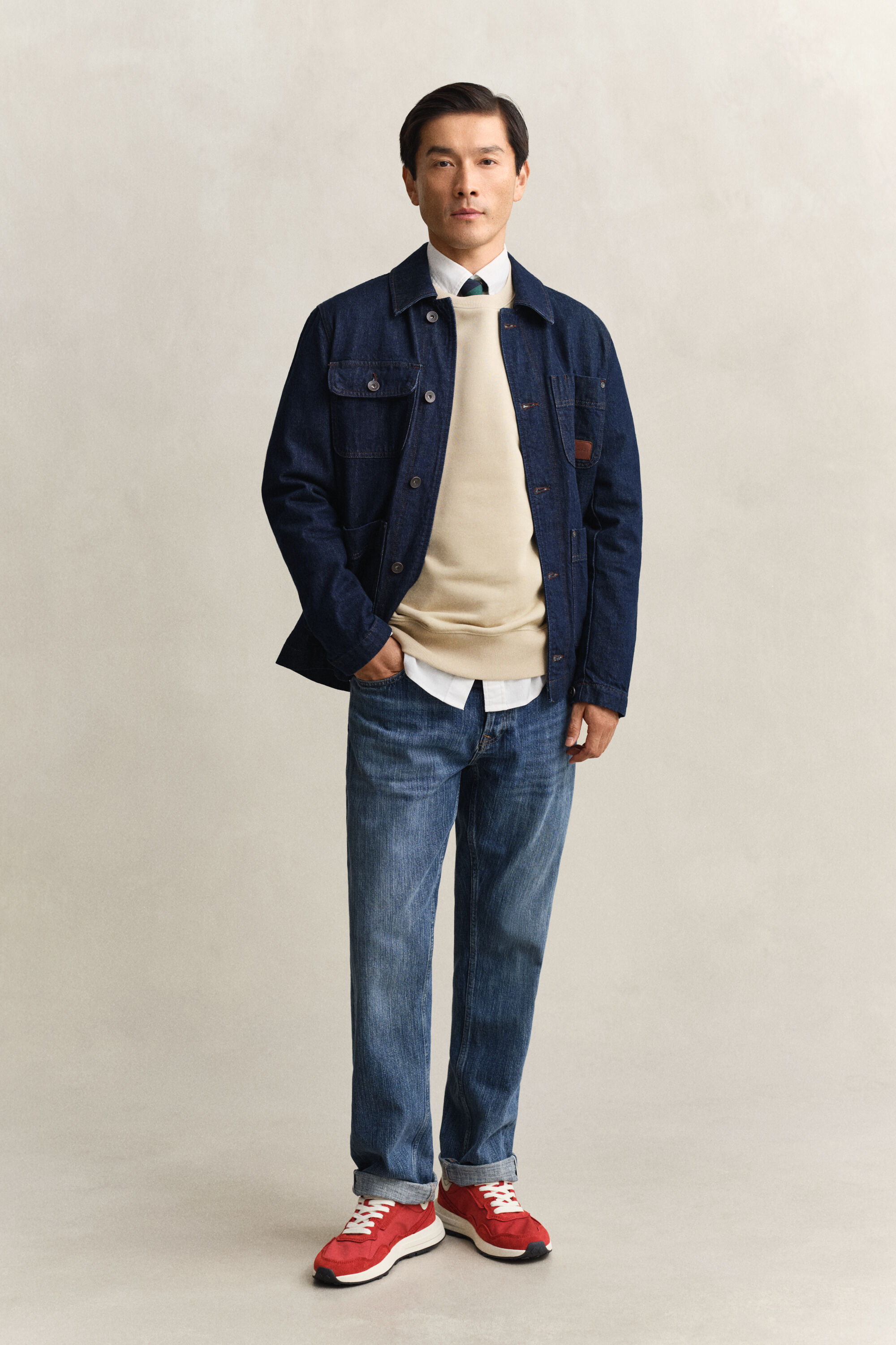 Shield-collegepaita, jossa pyöreä pääntie