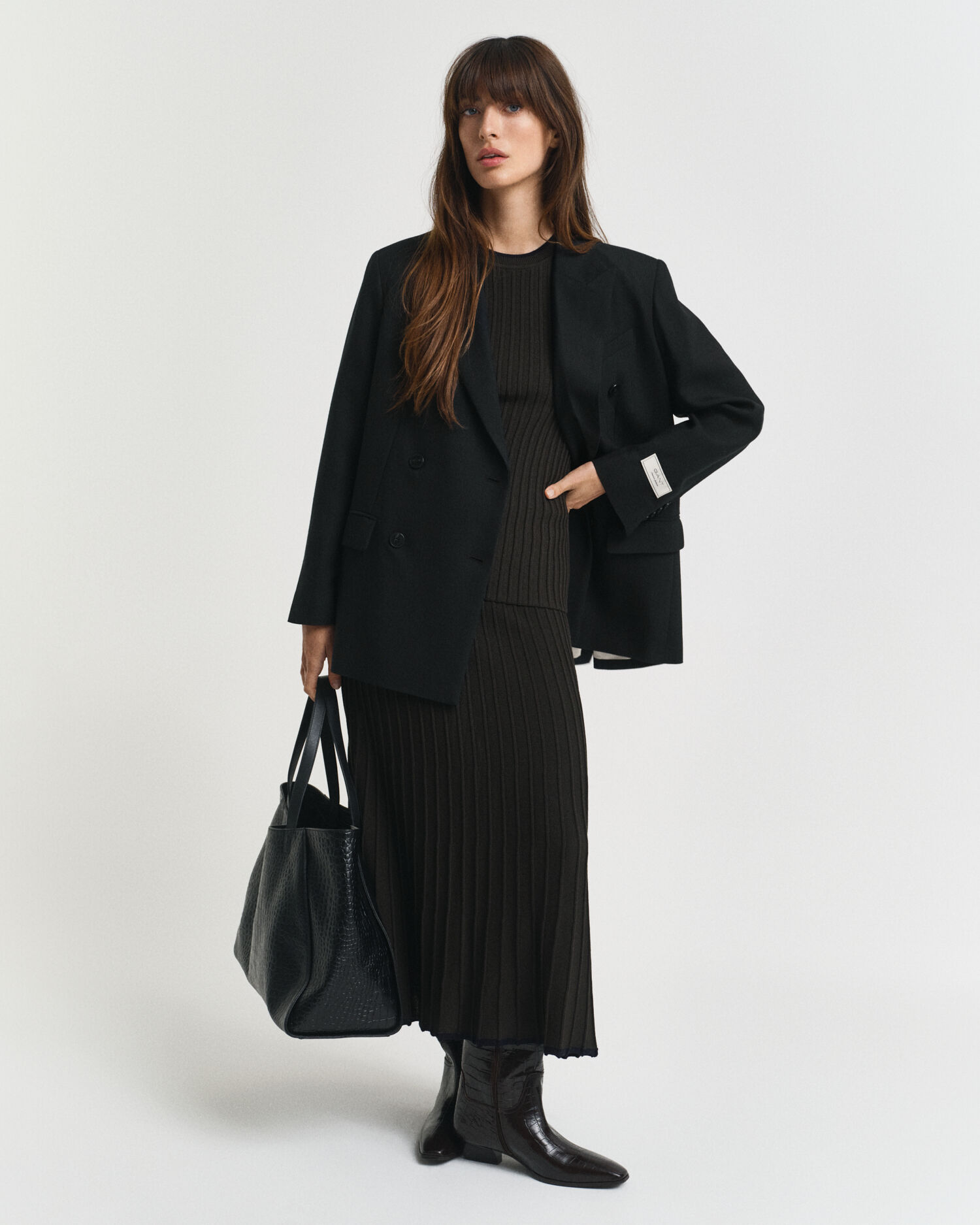 Lyhythihainen kontrastivärinen joustinneulepusero