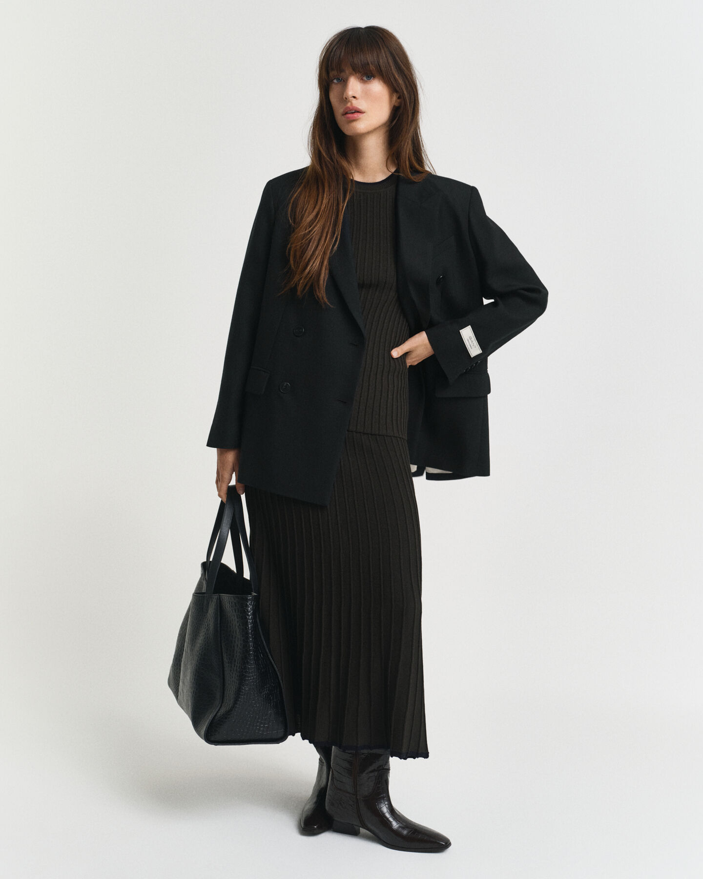 Lyhythihainen kontrastivärinen joustinneulepusero