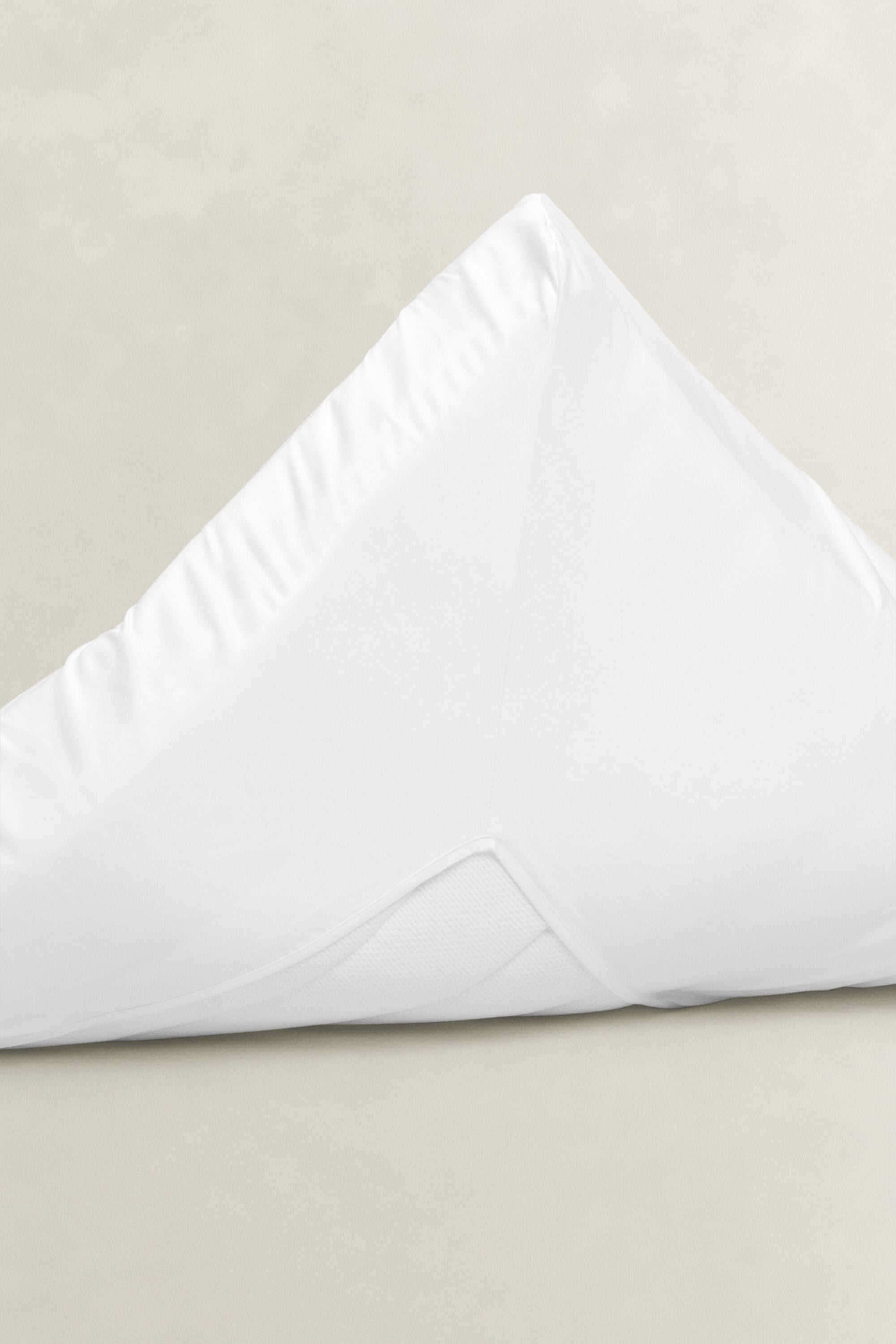 Sateen-kirjekuorilakana parivuoteeseen