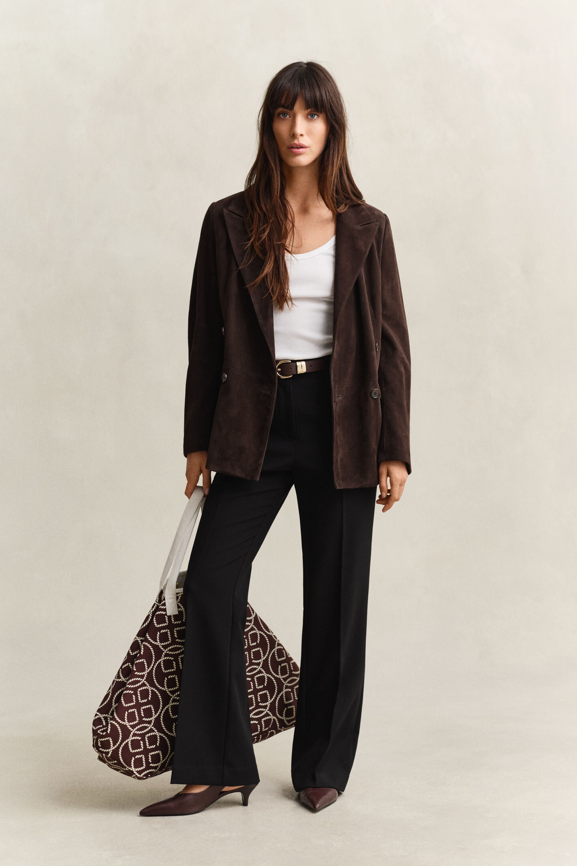 Alaspäin levenevät housut