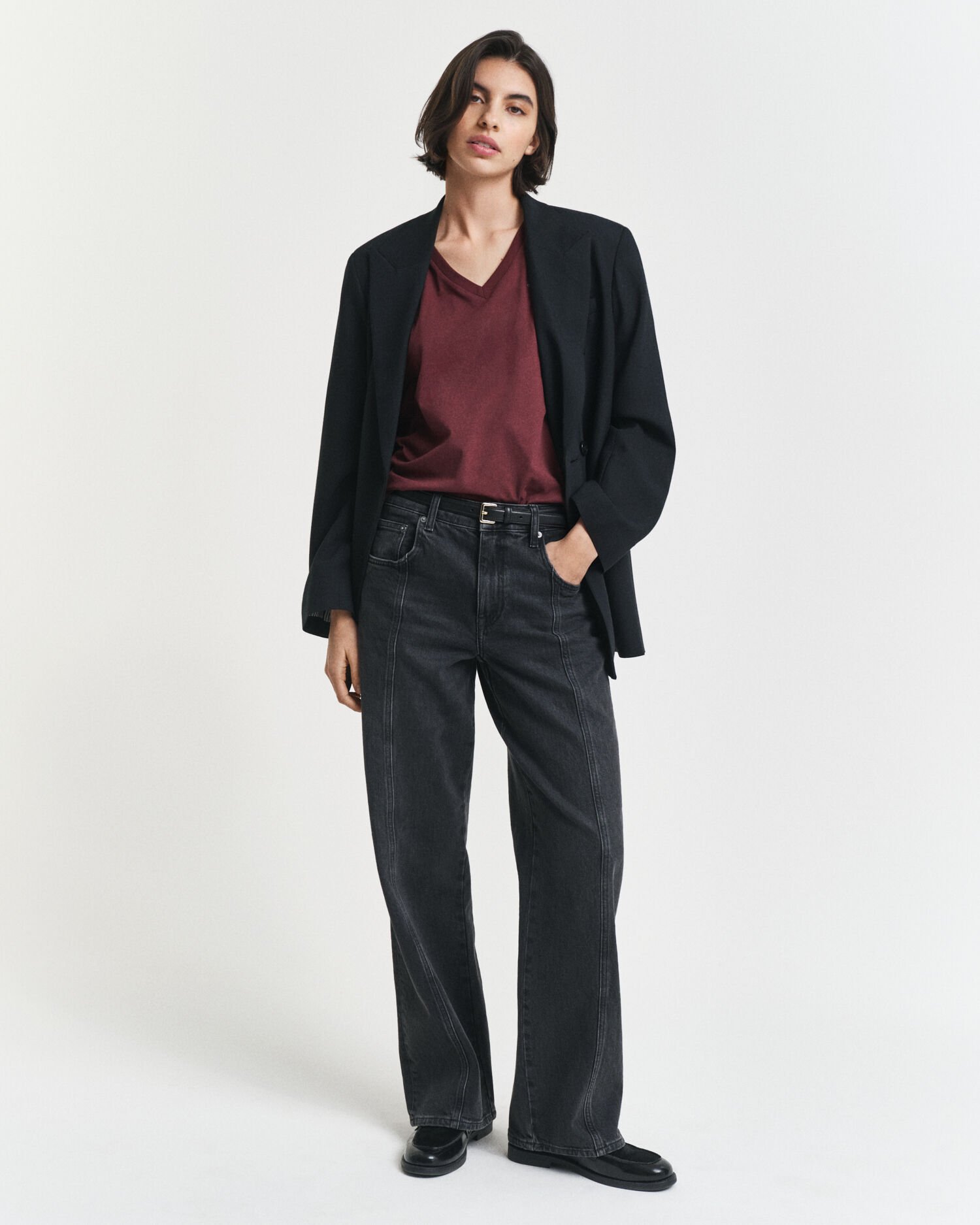 Shield-t‑paita, jossa v-pääntie