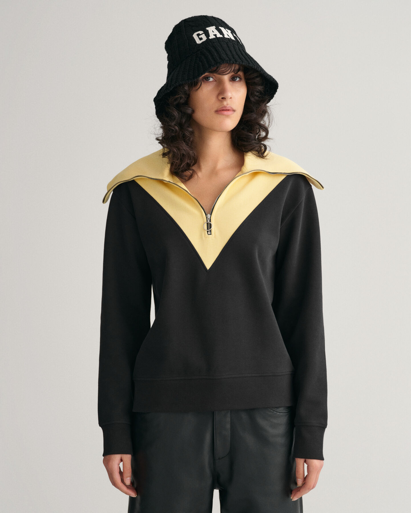 Oversized fit -mitoitettu collegepaita, jossa vetoketju p&auml;&auml;ntiell&auml; ja v&auml;ripintoja